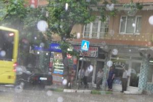 Sağanak yağmur Bursa'yı fel&ccedil; etti