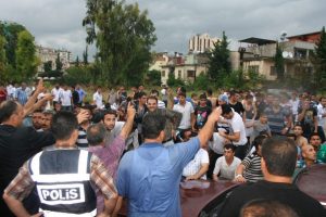 Adana'da se&ccedil;im kurulunda olay &ccedil;ıktı