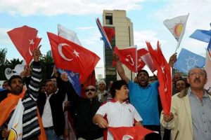 AK Parti &ouml;n&uuml;nde sevin&ccedil; g&ouml;sterisi