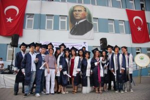 Mezuniyetlerini g&ouml;bek atarak kutladılar