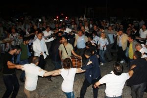 AK Parti Nil&uuml;fer'den davullu, zurnalı kutlama