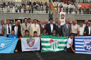 Balkan gen&ccedil;leri dostluk i&ccedil;in sahada