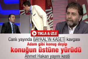 Canlı yayında sinirlenince gazetecinin &uuml;zerine y&uuml;r&uuml;d&uuml;