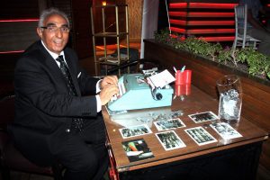 İşe ilk başladığı masa ve daktilosunu yanında taşıyor