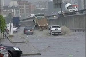 Ayamama deresi yine taştı