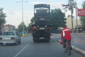 &Uuml;st &uuml;ste 3 aracın tehlikeli yolculuğu
