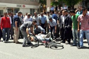 Bisikletin &ccedil;arptığı yaşlı adam &ouml;ld&uuml;