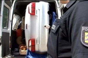 Minib&uuml;s&uuml;n İ&ccedil;inden Otomobil &Ccedil;ıktı