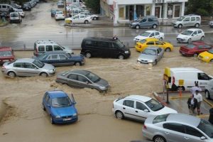 Ankara'da sel hayatı fel&ccedil; etti