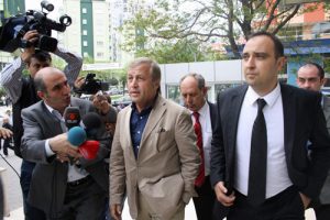 Bursaspor'da b&uuml;y&uuml;k şok! Yazıcı ve &Ccedil;elik hakkında yakalama emri