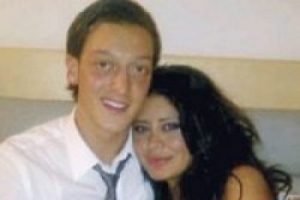 Ebru ve Mesut'un yatak pozu