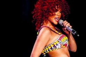 Rihanna sahnede poposunu sıktı