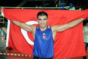 Bursalı boks&ouml;r yarı final i&ccedil;in ringe &ccedil;ıkıyor