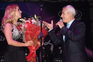 Niran &Uuml;nsal belediye personelini coşturdu