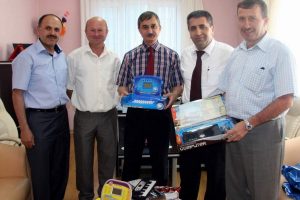 &Ouml;rnek savcı 200 &ccedil;ocuğu giydirdi