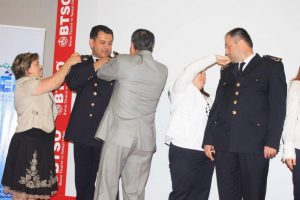 Polislere apoletlerini eşleri taktı