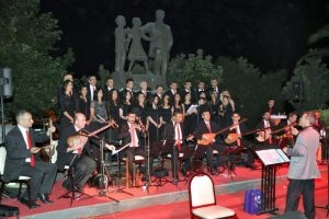 G&uuml;zelyalı'da halk konseri