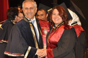 Diplomasını babasından aldı