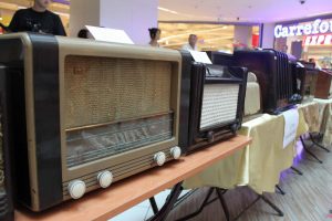 Antika radyo ve televizyonlar avm'de sergilendi