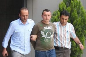 Acemi hırsız ilk işinde yakayı ele verdi