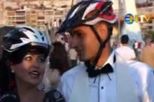 Bisikletli gelin-damat konvoyu