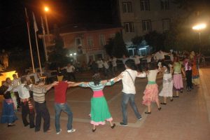 Nil&uuml;fer'de halk dansları r&uuml;zgarı