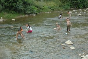 Sıcaktan bunalan &ccedil;ocuklar &ouml;l&uuml;me kula&ccedil; atıyor