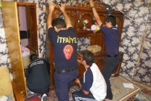 Bursa'da eve giren yılanı b&ouml;yle aradılar!
