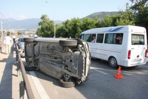 Kaza yapan eşine sarılarak dakikalarca ağladı