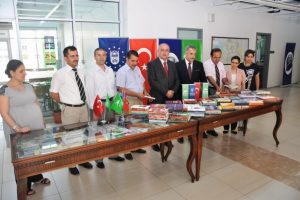 Bir k&uuml;t&uuml;phane kurmak, bir cezaevi kapatır