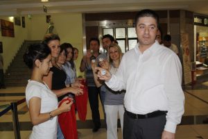 Alış veriş yaptı, yelkenli tekne kazandı