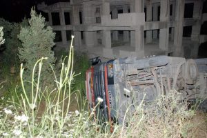 Asılsız yangın ihbarına giden itfaiye aracı devrildi