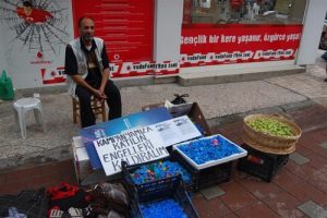 Engelli torunu i&ccedil;in kapak topluyor