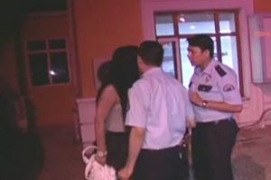 Karakola g&ouml;t&uuml;r&uuml;lmek istenen travesti olay &ccedil;ıkardı