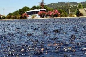Sıcaktan asfalt eridi