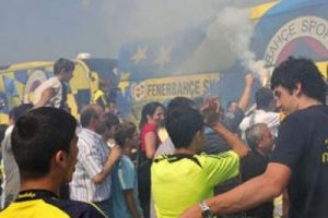 Taraftarlar yola &ccedil;ıktı