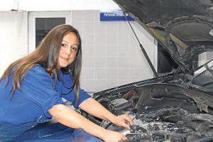 Sivas'ın tek kadın tamircisi Ferrari aşığı