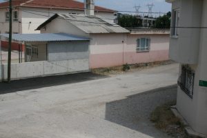 Cadde dururken duvarın dibini asfaltladılar