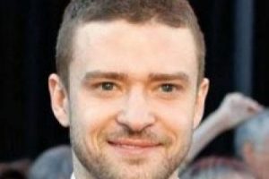 Justin'i annesi yatakta basmış