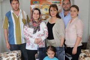 Kapaklarla minik Berrenur'a tekerlekli sandalye alındı