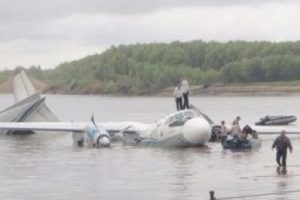 Rus u&ccedil;ağı yanarak nehre indi