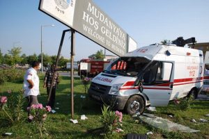 Ambulans taklalar attı can pazarı yaşandı