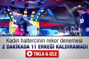 Kadın halterci rekor i&ccedil;in 11 erkeği kaldırmayı denedi