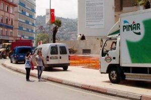 Yayalar yoldan, arabalar kaldırımdan gidiyor