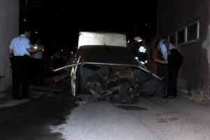 Otomobil ikiye b&ouml;l&uuml;nd&uuml;