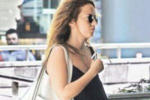 Taze gelin Ayşe İstanbul'da alışverişte