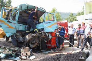 Freni patlayan kamyonda can pazarı
