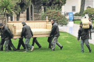 M&uuml;d&uuml;r tahttan d&uuml;şt&uuml;