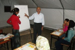 G&uuml;nd&uuml;z tarlada &ccedil;alışıyor, akşam &ccedil;adırda okuma yazma &ouml;ğreniyorlar
