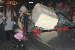 Dev dondurma otomobili ezdi